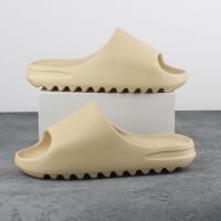 【CW】 Kanye Yzy Slides Slipper Summer Sandy Beach Shose Men and Women Home Soft Slipper Feeling of Stepping On Shit Very Comfortable