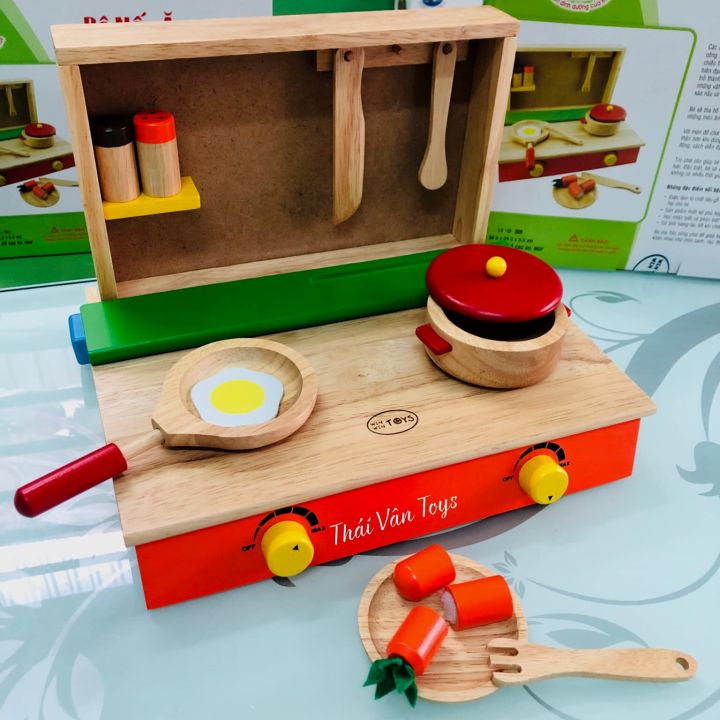 Đồ chơi bộ nấu nhà bếp gỗ giúp cho các bé học hỏi về việc chế biến thức ăn cũng như hành động quản lý bếp. Chúng cho phép trẻ em kiểm soát quá trình nấu ăn và phát triển kỹ năng mô phỏng trong cuộc sống.