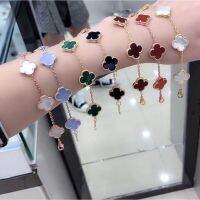 สร้อยข้อมือ Fashion VCA Four Flowers One Letter Golden Bracelet