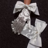 ผู้หญิง Elegant Pearl Beaded Bow สีขาวซาตินถุงมือหญิงฤดูใบไม้ผลิฤดูร้อน Vintage ครีมกันแดดขับรถถ่ายภาพถุงมือ R409