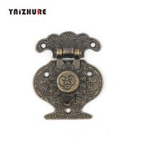 40มม. X 51มม. กล่องเครื่องประดับไม้แจกันหัวเข็มขัดกล่องโลหะ Hasp Latch ล็อคตกแต่ง Hasp Antique Bronze รูปแบบแกะสลัก