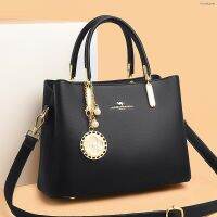 ?handbag branded สไตล์ใหม่สีทึบแม่วัยกลางคนกระเป๋าถือความจุขนาดใหญ่สีทึบเทรนด์สบาย ๆ กระเป๋าสะพายสตรีย้อนยุคยุโรปและอเมริกา