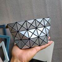 Issey MiyakeMiyake Lingge 3x 5กระเป๋าคลัตช์เรขาคณิตของผู้หญิงแต่งหน้า Dompet Koin พับขนาดเล็กซักกระเป๋าทรงเกี๊ยวได้