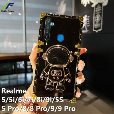JieFie เคสโทรศัพท์นักบินอวกาศน่ารักสำหรับ Realme 5 / 5i / 6i / 7i / 8i / 9i / 5 Pro / 5S / 6 Pro / 8 / 8 Pro / 9 / 9 Pro หรูหราสีสันมันวาวฝาครอบโทรศัพท์ TPU สี่เหลี่ยมพร้อมขาตั้งพับได้