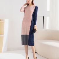 Fold the new autumn 2022 round neck long sleeve dress fashion color matching loose big yards straight skirt in the render