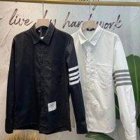 เสื้อทีเชิ้ตใหม่สำหรับฤดูร้อน Thom Browne ชาย12สี่แถว TB ลายแถบ Ruffian หล่อแจ็คเก็ตแฟชั่นเข้าได้กับทุกชุดยูนิโคล่สไตล์ต่างประเทศเสื้อเชิ้ต