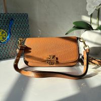 กระเป๋าสะพาย ขนาดเล็ก TORY BURCH BRITTEN CONVERTIBLE CROSSBODY สุดหรูปรับเปลี่ยนลุคกับกระเป๋าถือและสะพายข้าง มีสาย 2 เส้น