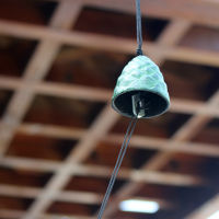 ญี่ปุ่น Furin Wind Chime Nambu เหล็กหล่อ Iwachu สีเขียวเข้ม Pine Cone โชคดีของขวัญตกแต่งบ้าน