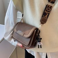 【hot seller】 This years popular bags 2023 new fashion womens bag wide shoulder strap Messenger niche retro square