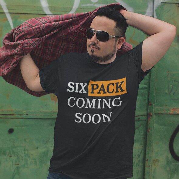 การออกแบบเดิมเสื้อยืดผู้ชาย-เสื้อไซส์ใหญ่-สกรีนแฟชั่น-six-pack-coming-soon-เสื้อคนอ้วน-xl-ถึง-4xl-5xl-รอบอก-60-นิ้ว-cotton-100s-5xl