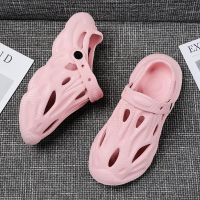 2023 Summer New Mens Hole Shoes Coconut Slippers EVA Material Fashion Soft Sole Casual Outdoor Massage Flat Shoes Beach Sandals Shoes Accessories