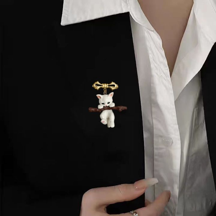cute-3d-white-cat-brooch-holding-branch-cat-breast-needle-dinner-suit-party-clothing-jewelry-accessory