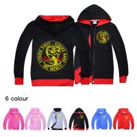 [Childrens clothing] Cobra Kai เสื้อแจ็คเก็ตเด็กผู้ชายมีฮู้ดและซิปเสื้อกันลมพิมพ์ลายแฟชั่นเด็กทารกเสื้อฮู้ดสำหรับเด็กผู้หญิง