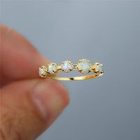 แหวนขนาดเล็กหินโอปอลสำหรับผู้หญิงแหวนแต่งงานแบบบางสีทองเสน่ห์วินเทจสำหรับเจ้าสาวแหวนหมั้นทรงกลม