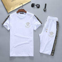 ♥(รูปจริง)♥2021ใหม่ Versace-men แขนสั้นฤดูร้อนแฟชั่นโลโก้เสื้อยืดพิมพ์ลาย + หลวม Casual กางเกงขาสั้นคุณภาพสูง100 ผ้าฝ้ายกีฬาเสื้อยืดลำลองชุด9449