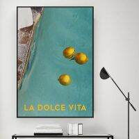 Dolce Vita โปสเตอร์ศิลปะผ้าใบวาดภาพเลมอนสระว่ายน้ำแบบอิตาลีฤดูร้อนสีน้ำเงินวินเทจศิลปะบนผนังสำหรับห้องนั่งเล่นตกแต่งบ้าน