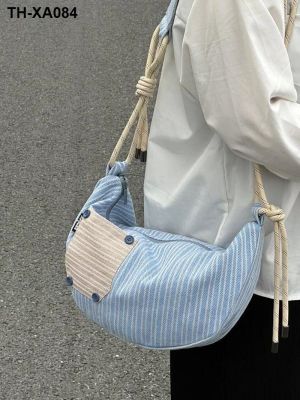กระเป๋าผู้หญิง 2023 ใหม่สีฟ้าและสีขาวลายDumplingกระเป๋าสบายๆกีฬาAll-Matchกระเป๋าสะพายกระเป๋าผ้าใบความจุขนาดใหญ่
