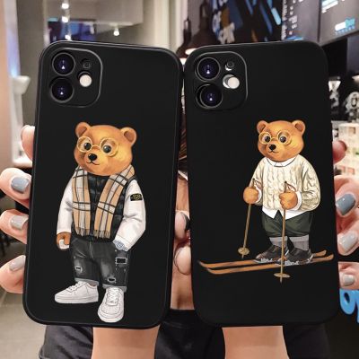 [สินค้าใหม่ในสต็อก] น่ารักหมีแฟชั่นกรณีแบรนด์สำหรับ iPhone 11 12 13 14 Pro XS Max XR X 7 7พลัส8 8บวก SE 2020 12มินิสีดำกรณีซิลิโคนอ่อนนุ่ม