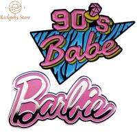 TKNUS สีชมพูอมชมพู 90s Babe Barbie PIN โลหะผสมอัลลอยด์ ประณีตประณีตประณีต ตุ๊กตาบาร์บี้เคลือบเข็มกลัด สร้างสรรค์และสร้างสรรค์ ป้ายสัญลักษณ์ อุปกรณ์เสริมเสริม