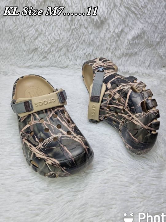 crocs-2023-รูปแบบใหม่-camo-ชายหาดรองเท้าพักผ่อนกลางแจ้งชายหาดรองเท้าแตะรองเท้าแตะ