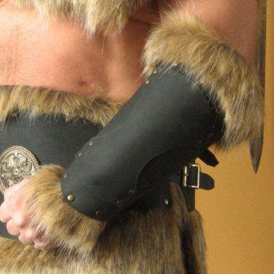 Fur Arm Bracer ยุคกลาง Vikings Larp Knight หนัง Barbarian Slave เครื่องแต่งกายผู้ใหญ่ผู้ชายหัวเข็มขัดเกราะ Rivet Archer Gauntlet Gear