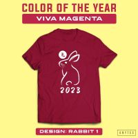 【New】ขายปีใหม่เสื้อยืดผ้าฝ้าย 2023 YEAR OF THE RABBIT NEW YEAR LUCKY COLOR OF THE YEAR VIVA MAGENTA 2023 T SHIRT ANYTEEเสื้อย