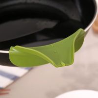 1pcs Silicone Foldable Liquid Funnel Anti Spill Pour Soup Spout Funnel Pots Pans Bowls Jars Slip On Funnel Kitchen Gadget Tools