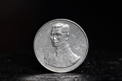 เหรียญที่ระลึกเดินการกุศลเทิดพระเกียรติ รัชกาลที่ 9 5 ธันวาคม 2527