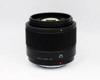 Panasonic LUMIX G 25mm F/1.7 เลนส์ความเร็วสูง F1.7 ให้เอฟเฟ็กต์โบเก้ที่สวยงามเพื่อการถ่ายภาพที่น่าประทับใจและสร้างสรรค์ได้มากขึ้น เมื่อประกอบกับระยะโฟกัส 50 มม. (เทียบเท่ากล้อง 35 มม.) ซึ่งใกล้เคียงกับมุมมองภาพและมุมมองของสายตามนุษย์ เลนส์นี้จึงเหมาะสำหรั