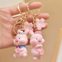 {Toy City} 1ชิ้นใหม่จี้พวงกุญแจหมูสีชมพูเรซิ่นชุดสัตว์เลี้ยงจำลองน่ารักอุปกรณ์เสริมรถยนต์ตุ๊กตากระเป๋าผู้หญิงจี้ของขวัญกล่องทึบของเล่น
