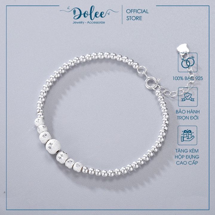 Vòng tay bạc hạt tròn DoLee Silver sẽ làm cho chiếc cổ tay của bạn trở nên thu hút mọi ánh nhìn. Với kiểu dáng trẻ trung và những hạt tròn bạc lấp lánh, chiếc vòng tay này sẽ là lựa chọn hoàn hảo cho những buổi dạo phố hay các sự kiện quan trọng.