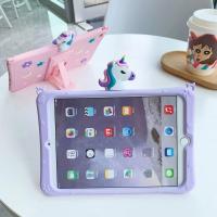 （A LOVABLE）เด็กการ์ตูนน่ารักยืนกรณีแท็บเล็ตสำหรับ iPad 10.2 Soft Silicon ปกคลุมสำหรับ Ipad 8th 9.7นิ้ว2018มินิ5 4 3 2 Air 2 6th Gen ปากกา