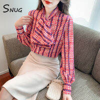 SNUG เสื้อเชิ้ตผ้าไหมคอปกใบไม้ลอยลายดอกบัวสวยสง่าสำหรับผู้หญิงเสื้อยาวปิดถึงก้นลายฟัน2023แฟชั่นแบบใหม่ในฤดูใบไม้ร่วงอเนกประสงค์สำหรับผู้หญิง