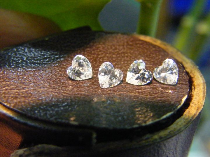 คิวบิกเซอร์โคเนีย-เพชรรัสเซีย-cubic-zirconia-รูปหัวใจ-สีขาว-white-american-diamond-stone-heart-shape-2-5x2-5mm-white-10-pcs-เม็ด