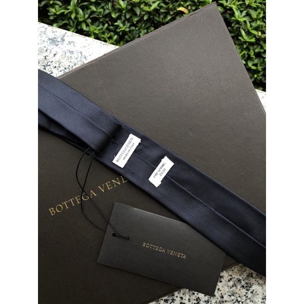 bottega-veneta-ties-สีกรมท่า-ปักยี่ห้อ-bottega-ปลายเนคไท