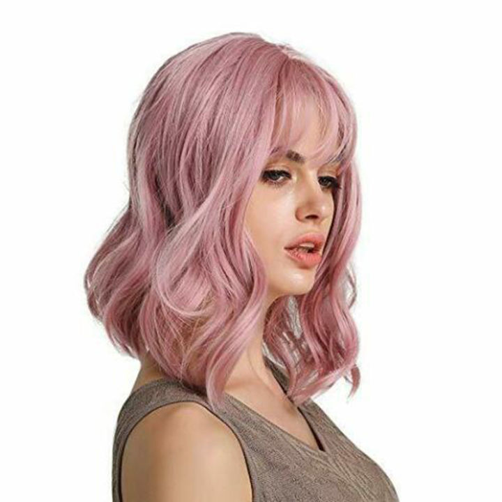 Tóc giả nữ xoăn ngắn màu hồng tươi rực rỡ này sẽ mang tới cho bạn sự dịu dàng và nữ tính. Cùng xem hình ảnh này để hiểu rõ hơn về kiểu tóc giả này và cách nó có thể phù hợp với phong cách của bạn.