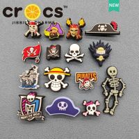 Jibbitz cross charms อุปกรณ์เสริมหัวเข็มขัด รูปกัปตันโจรสลัด สําหรับตกแต่งรองเท้า DIY