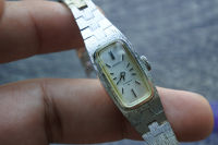 นาฬิกา Vintage มือสองญี่ปุ่น Seiko 17j ระบบ ไขลาน ผู้หญิง รูปไข่ กรอบเงิน หน้าขาว หน้าปัด 15มม. สายสแตนเลสแท้ ใช้งานได้ปกติ สภาพดี ของแท้ ไม่กันน้ำ