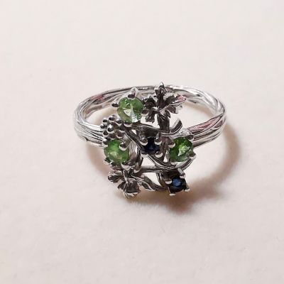โกเมนสีเขียว Green Garnet แหวนพลอยแท้ สไตล์ Office Jewelry เรือนเงินแท้ขึ้นลายช่อดอกไม้ ประดับด้วยพลอยโกเมนเขียวและนิลดำ สวยเก๋ เรียบหรู ไซส์ 52
