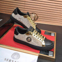 Versace ของแท้รองเท้าลำลองสำหรับผู้ชาย,รองเท้ารองเท้าระบายอากาศใส่สบายหนังวัวคุณภาพเสื้อยืดสีทองสีดำกันลื่นทนทานต่อการฉีกขาด