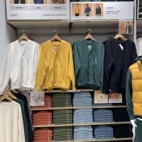 ▼ F-Uniqlo เสื้อสเวตเตอร์ถักแบบเดียวกันสำหรับทั้งหญิงและชายห้องลองเสื้อเสื้อกีฬาคอวีแบบลำลองสไตล์สปอร์ตญี่ปุ่น456800