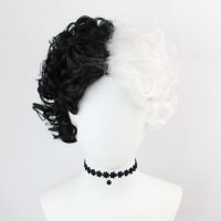 【LZ】๑  Cruella De Vil Cosplay Peruca Cabelo Sintético Curto Preto e Branco Cabelo Encaracolado Festa de Halloween Acessório Festival Boné De Malha