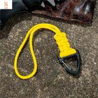 GGR ผ้าทอมือ หัวเข็มขัดโลหะสามเหลี่ยม กรณีฉุกเฉินฉุกเฉิน Parachute CORD carabiner สายคล้องกุญแจ สายรัดข้อมือป้องกันการสูญหาย ห่วงโซ่กุญแจ ตั้งแคมป์กลางแจ้ง ไฟฉายมีเชือก พวงกุญแจกระเป๋าเป้สะพายหลัง ดาวผ้าทอมือ สายคล้องไนลอน พวงกุญแจ paracord ทอ