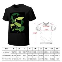 Black Cats Peeking From Tropical Leaves Floral T-Shirt เสื้อยืดลายตลก Mens Graphic T-Shirts