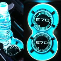 แผ่นรองถ้วยน้ำรถยนต์เรืองแสงไฟ LED ไม่เสื่อกันลื่นที่จับแก้วน้ำสำหรับ BMW E70ป้ายโลโก้บรรยากาศ RGB Cupmat ไฟโฟมกรองสารชีวเคมี