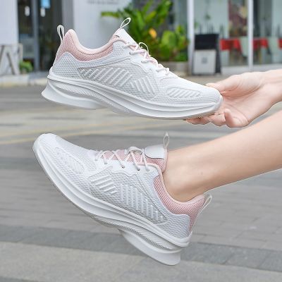 รองเท้ากีฬา รองเท้าวิ่งลําลอง พื้นนิ่ม ผ้าตาข่าย ระบายอากาศได้ดี ป้องกันการลื่น ดูดซับแรงกระแทก สีขาว สไตล์เกาหลี สําหรับผู้หญิง V726