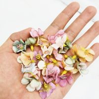 ；‘。、’ (50 Pcs/Pack) Artificial Flower Small Daisy Head For Home Decoration Handwork DIY Garland Decorated Bedroom Craft Flower