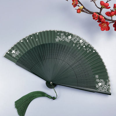 พัดลมคลาสสิกแบบพกพาของผู้หญิง ฤดูร้อนแบบพกพาโบราณพัดลมพับสีเขียว สไตล์จีน Hanfu cheongsam พัดลมพับขนาดเล็ก