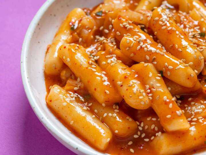 ต๊อกบกกี-สตรีทฟู๊ดเกาหลียอดฮิต-cj-bibigo-tteokbokki-3-flavor-cheese-sweet-amp-spicy-hot-amp-spicy-ขนาด125g-360g