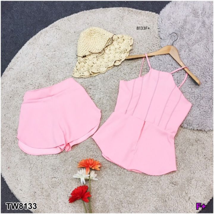 tw8133-set-2-ชิ้น-เสื้อสายเดี่ยวผ่าแหวกหน้า-กางเกงขาสั้น